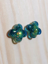 Load image into Gallery viewer, Quatrefoil Shiny Post Stud Earrings
