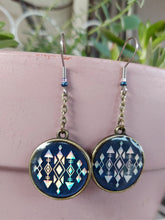 Load image into Gallery viewer, Round Mood Changing Geometric Arrow Pattern Earrings
